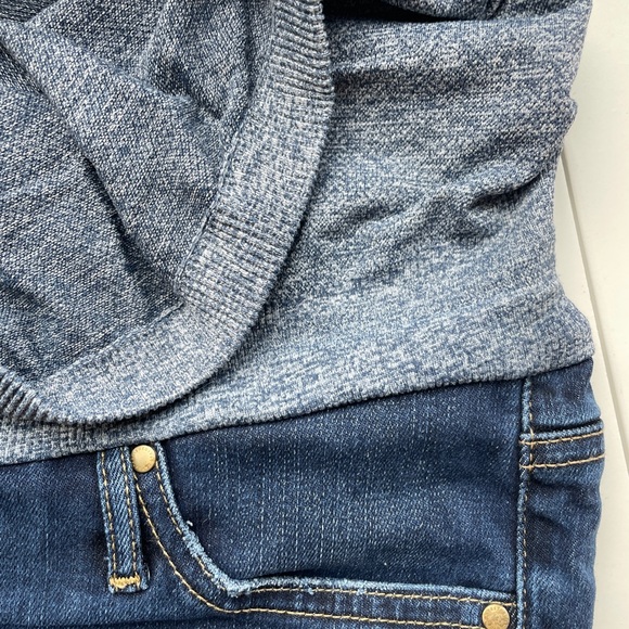 Gap true skinny full panel maternity jeans. - Picture 4 of 5